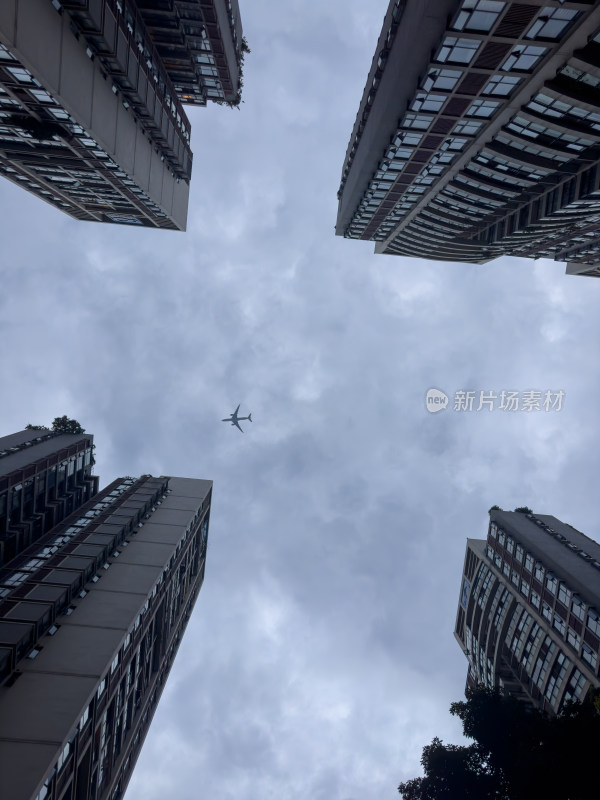 飞机飞越城市上空的低角度视图