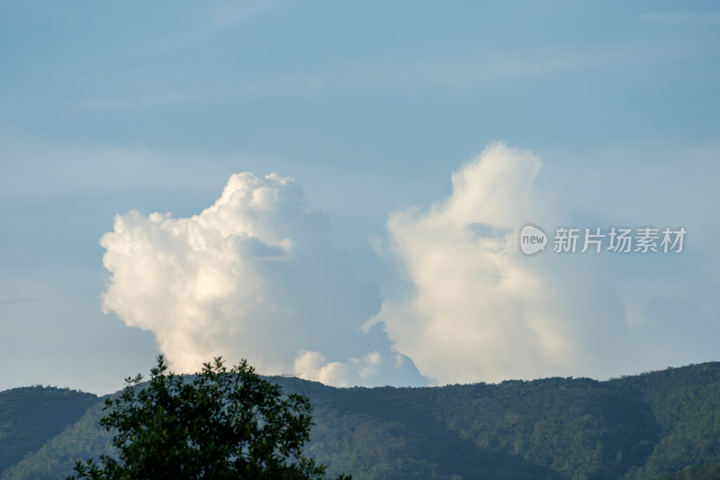 云朵与山峦