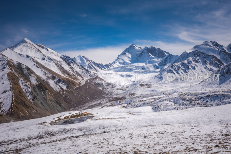 壮丽雪山天空自然风景