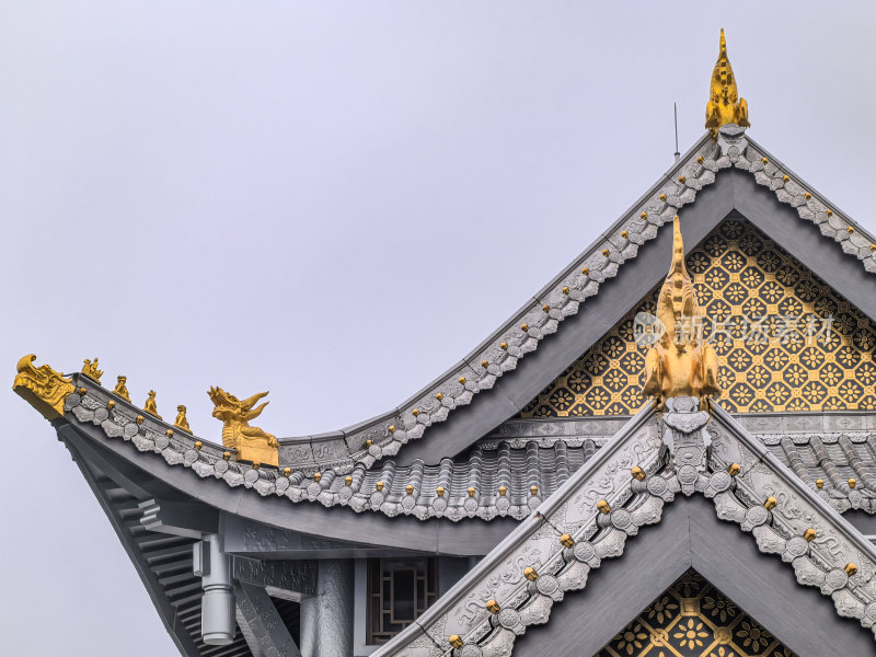 峨眉山金顶寺庙古建筑屋檐装饰