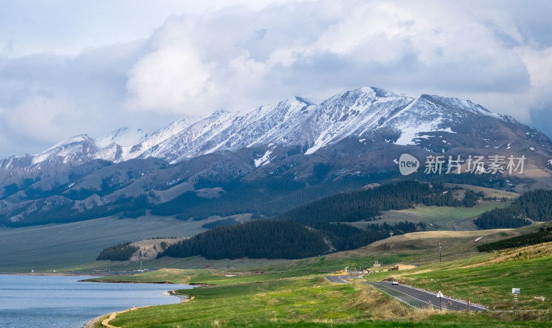 新疆赛里木湖蓝天白云雪山草原湖泊公路风光