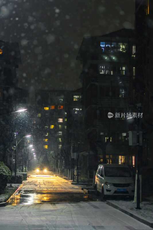 飘雪的夜晚小区街道景象