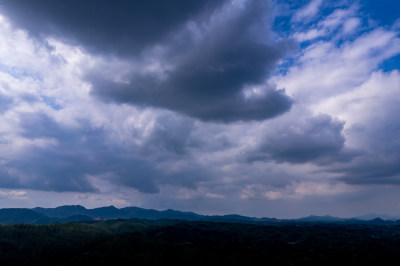 南方山川丘陵蓝天白云航拍摄影图
