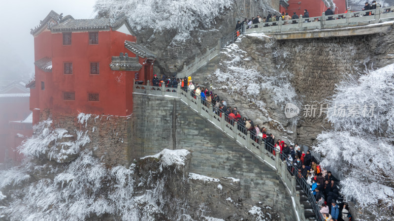 武当山金顶雪后游客排队上山游览