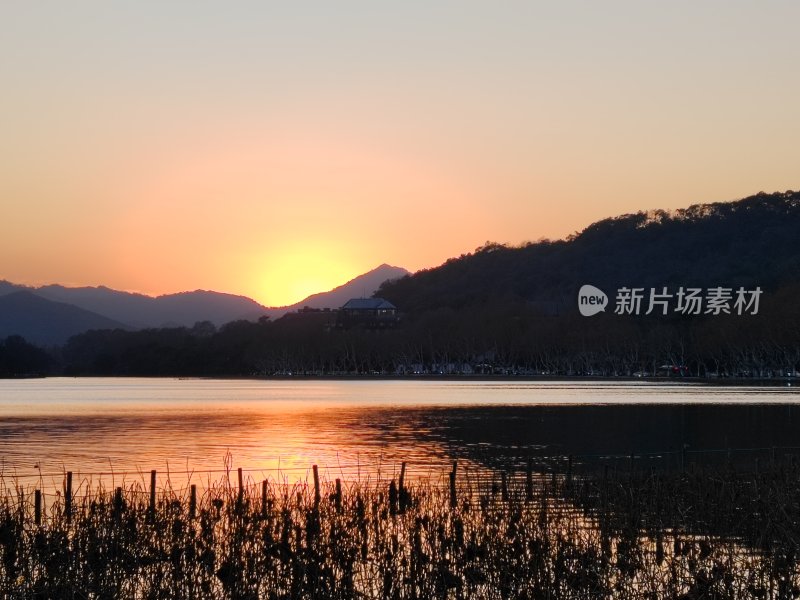 山水间的夕阳美景