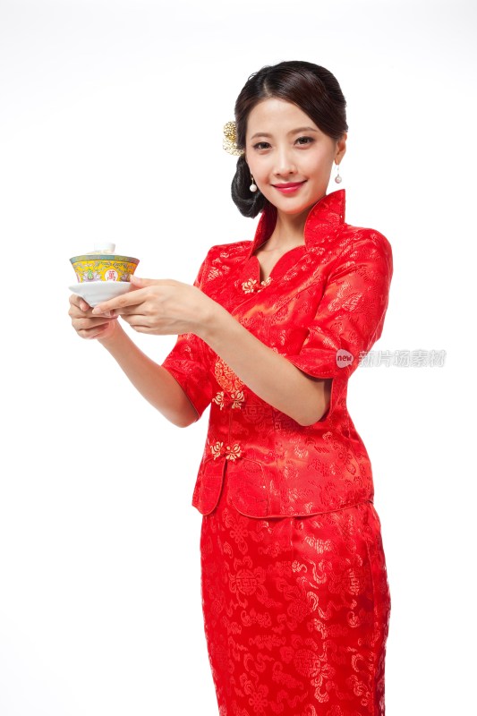 棚拍身穿中国传统服装的年轻女人端茶杯