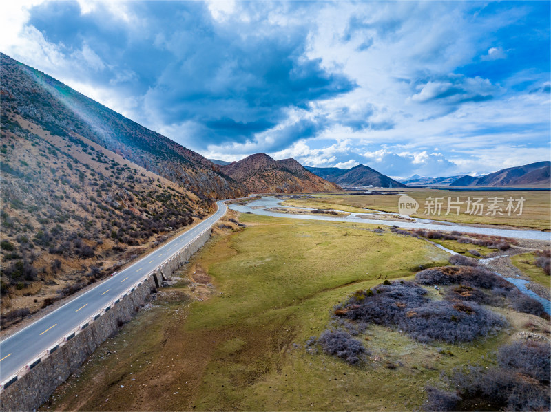 中国西藏高原雪山草原蓝天公路风景航拍