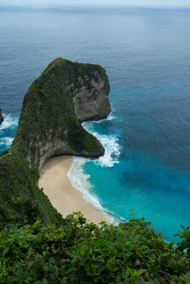 海岸边礁石与海浪景观