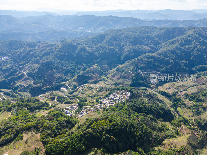 航拍山间村落与梯田交织的自然风貌