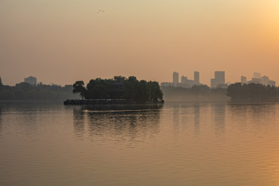 济南大明湖风景区雾色日出景点景观城市风光