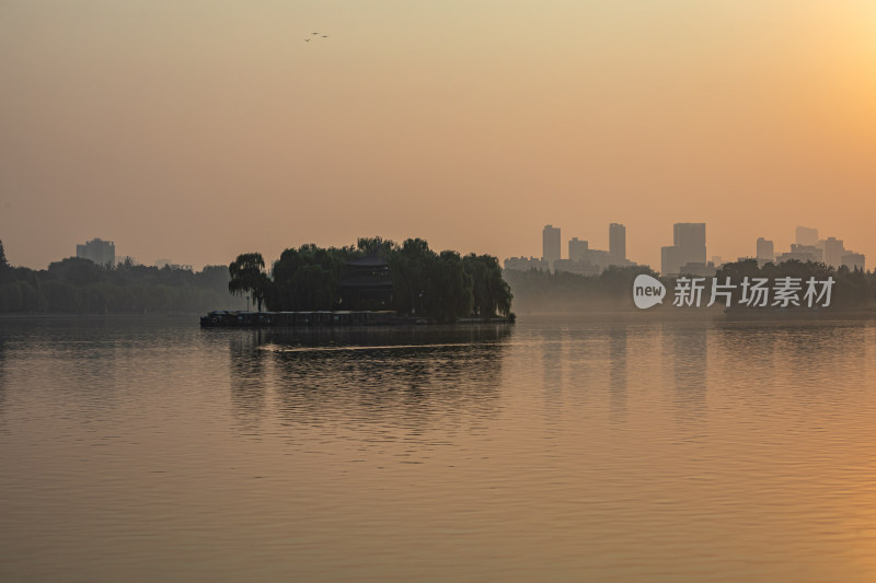 济南大明湖风景区雾色日出景点景观城市风光