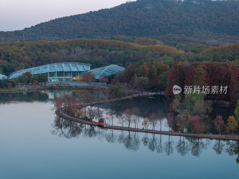 江苏南京灵山风景区前湖秋天秋色航拍