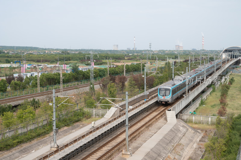 西安地铁在地面上行驶