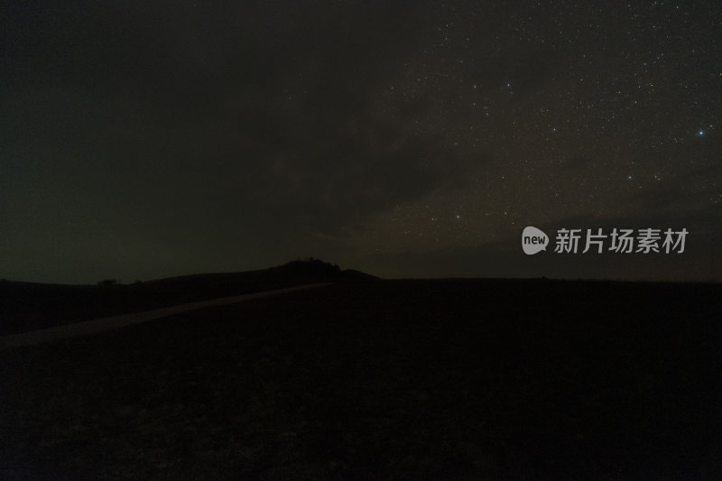 夜晚星空下的旷野景象