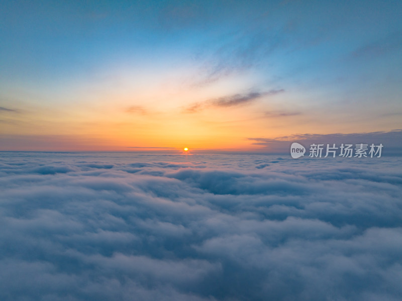 西北山巅日出云海航拍