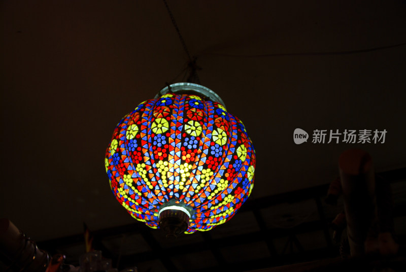 彩色马赛克吊灯特写
