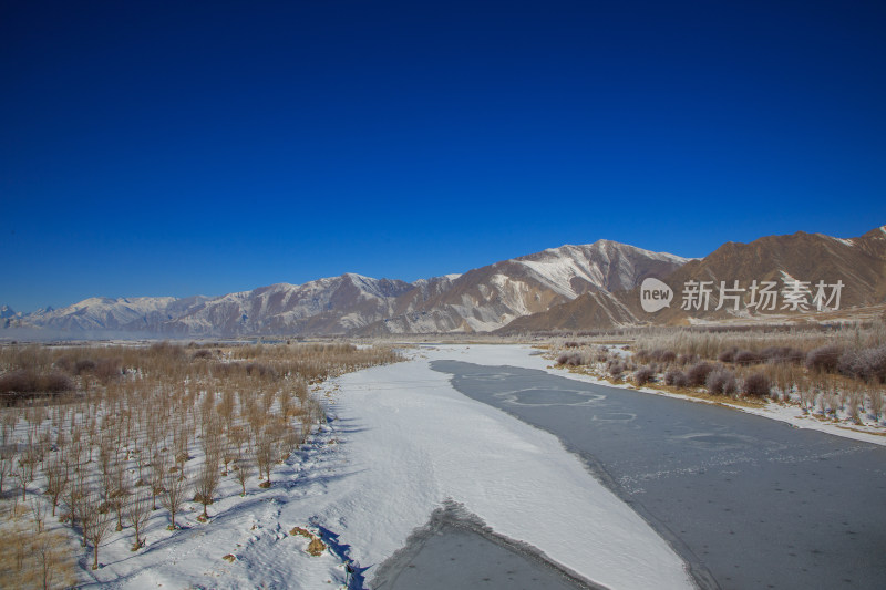 中国西藏冬季拉萨河雪景及拉萨河大桥