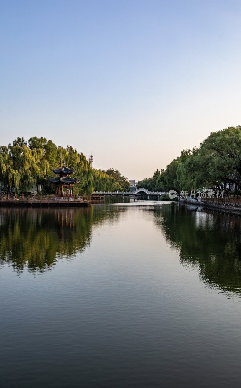 德州董子园中式亭台楼阁湖畔风景