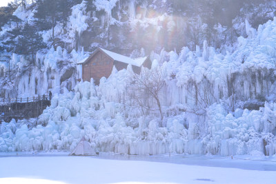 济南九如山冰瀑山间木屋冰雪景观