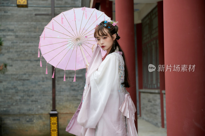 穿古装汉服手持工艺伞的东方美少女