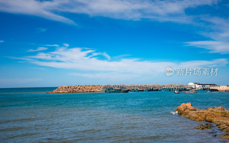 蓝天白云下天空海岸线自然风景