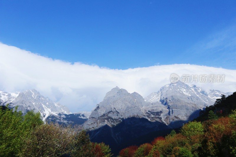 玉龙雪山日照金山