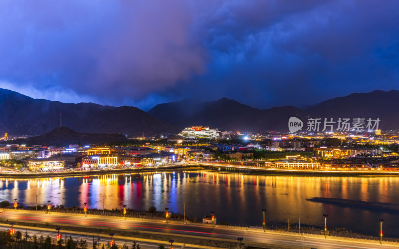 西藏拉萨市城市夜景蓝调时刻