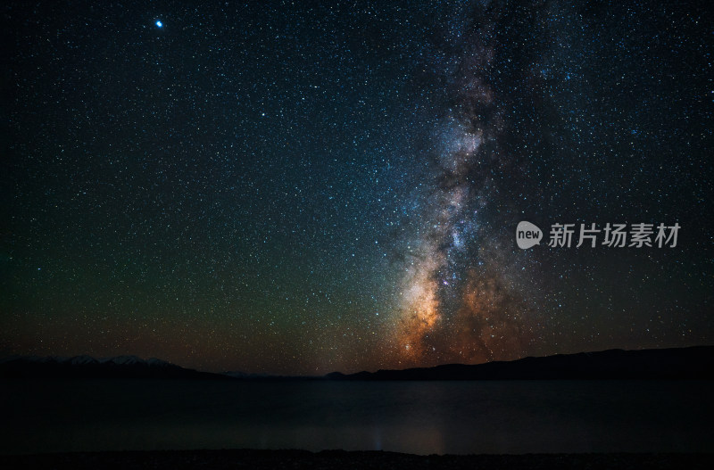 西藏那曲当惹雍错湖边的银河星空