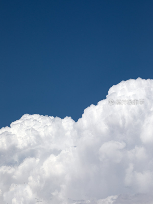 晴朗的夏天，蓝天白云的背景图