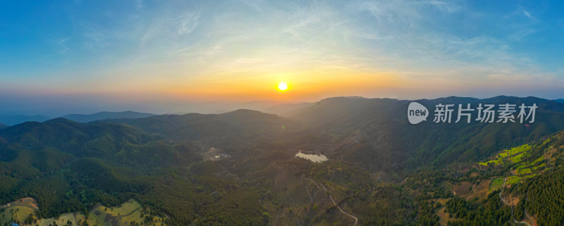 航拍山峦日落全景图