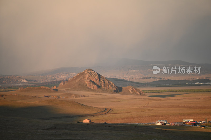 辽阔草原上的岩石山壮丽风景--乌兰布统景区