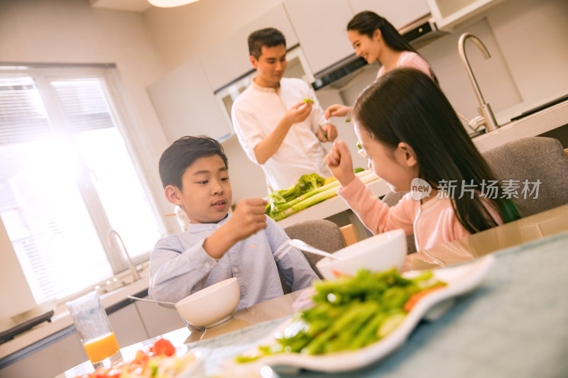 幸福家庭在吃饭