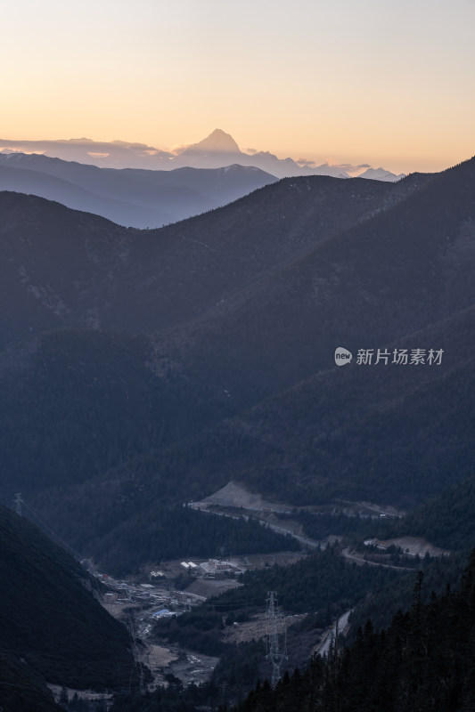 四川甘孜州子云海贡嘎山峰晨曦中的雪山之巅