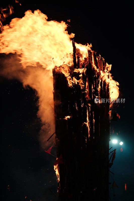 云南大理火把节夜晚熊熊燃烧的篝火