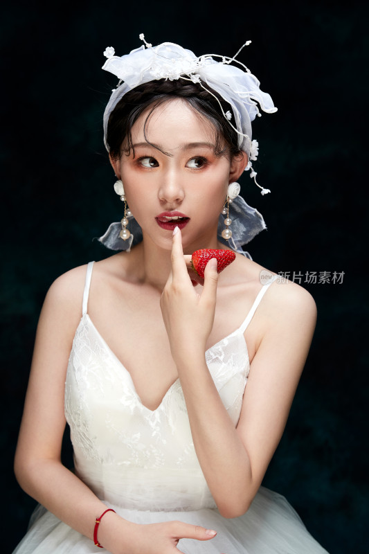 黑色背景下的女性复古婚纱妆面