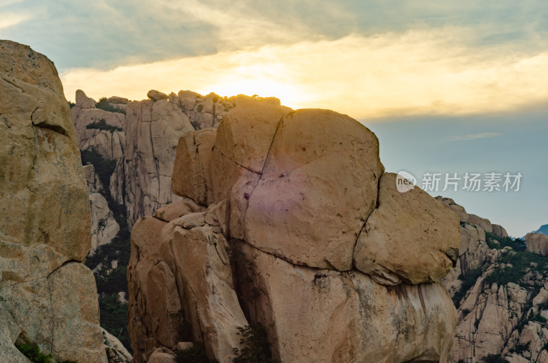 青岛崂山仰口景区的山峰上的巨石