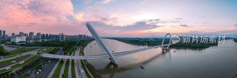 日落时的南京眼步行桥全景