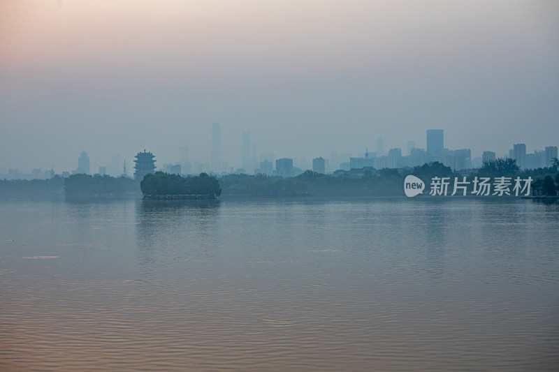 济南大明湖风景区雾色日出景点景观城市风光