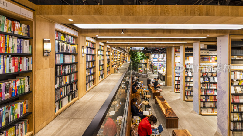 深圳宝安壹方城觅书店内人们阅读学习场景