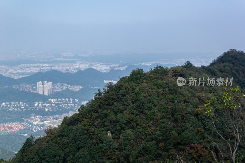 山林间远眺城市的自然风光景象