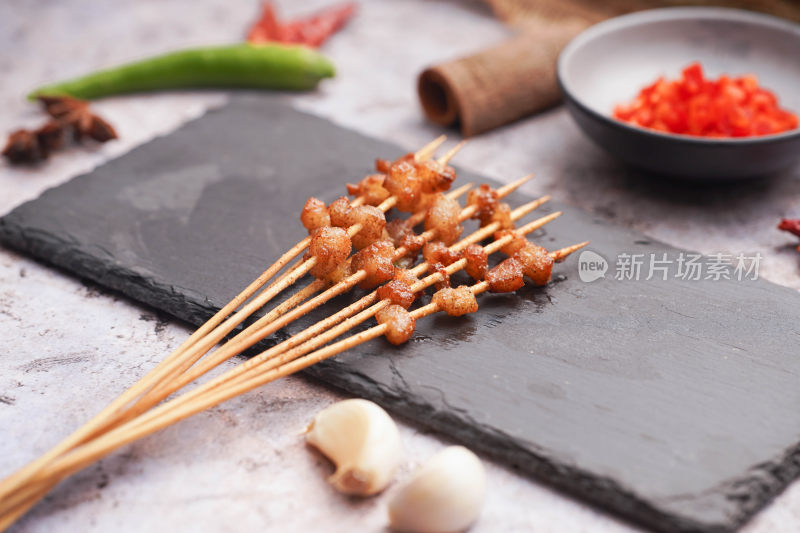 铁板上的烤牛油串