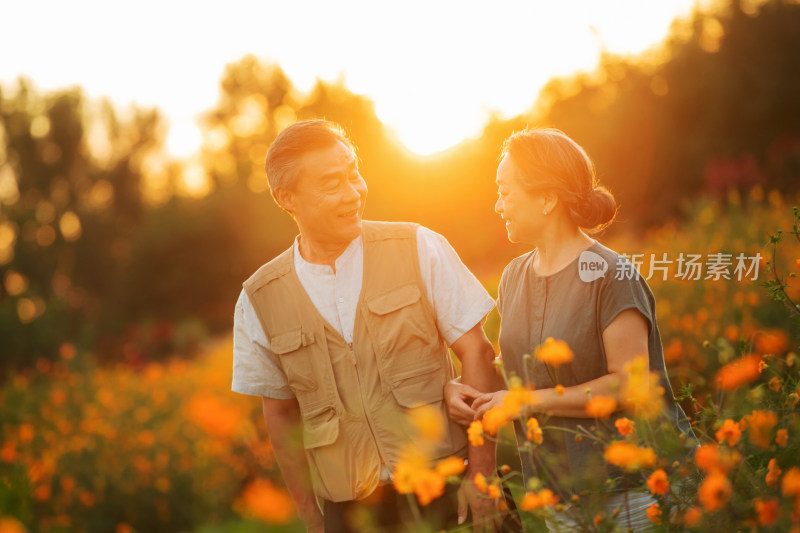 花丛中幸福的老年夫妇