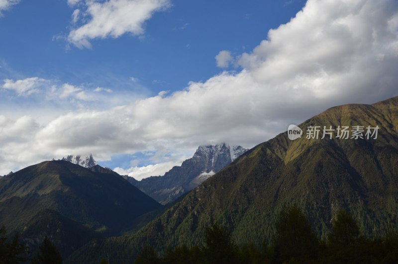 巴松措的雪山和湖泊