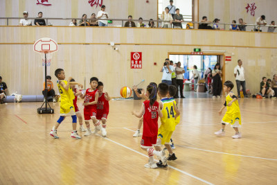 幼儿体育大会中的篮球对战