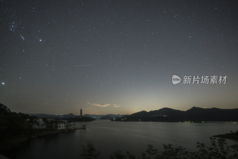 星空下的湖泊与山峦夜景