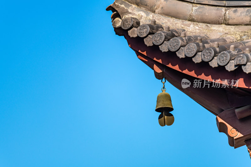 中式古建筑屋檐风铃特写