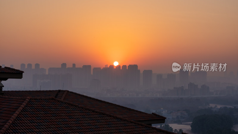 清晨城市高层住宅与日出太阳