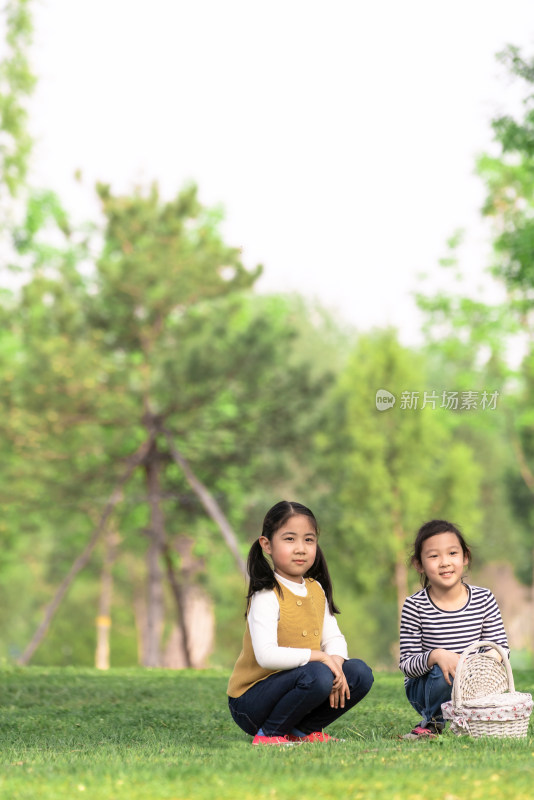 两个在树下玩游戏的中国女孩