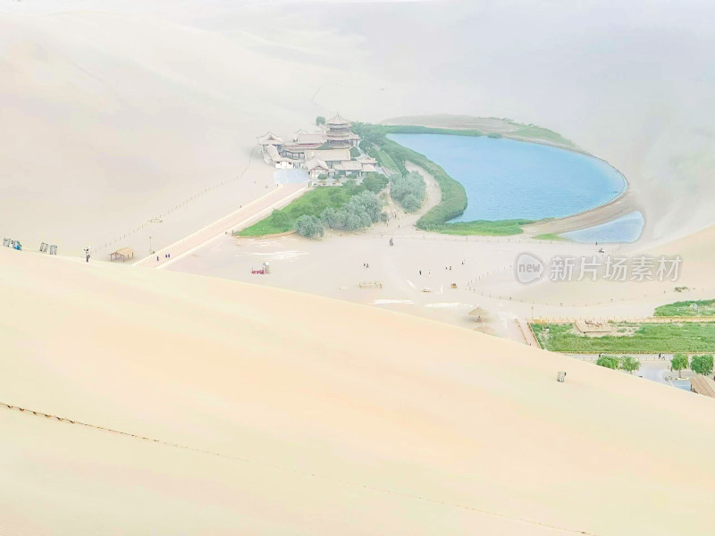 敦煌月牙泉沙漠景观