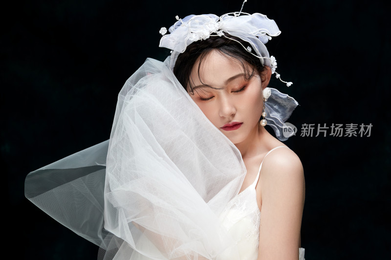 黑色背景下的女性复古婚纱妆面